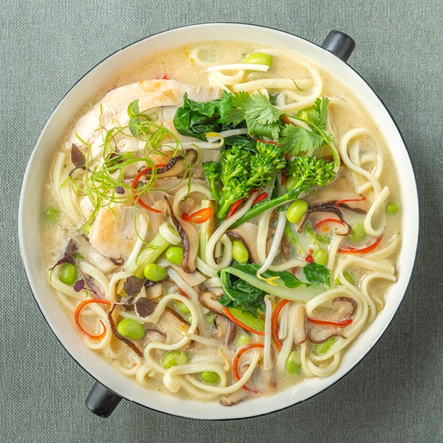 Tom kha kai-maaltijdsoep met kip en noedels